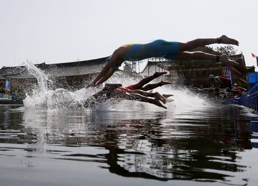 Incheon 2014. La partenza degli atleti nella gara di triathlon (Reuters)